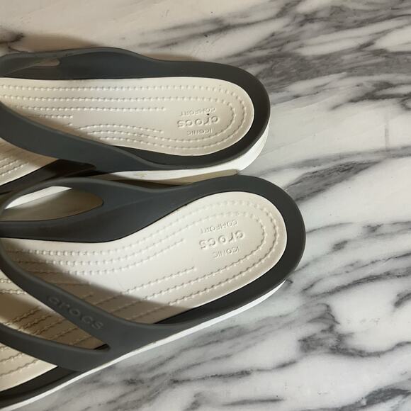 Crocs Women's Swiftwater Sandals Gray White US 8 Outdoors Rubber Slip On Strappy - Picture 4 of 6